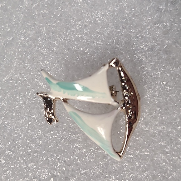 Silver tone sailboat brooch pin enamel pin - Picture 5 of 10
